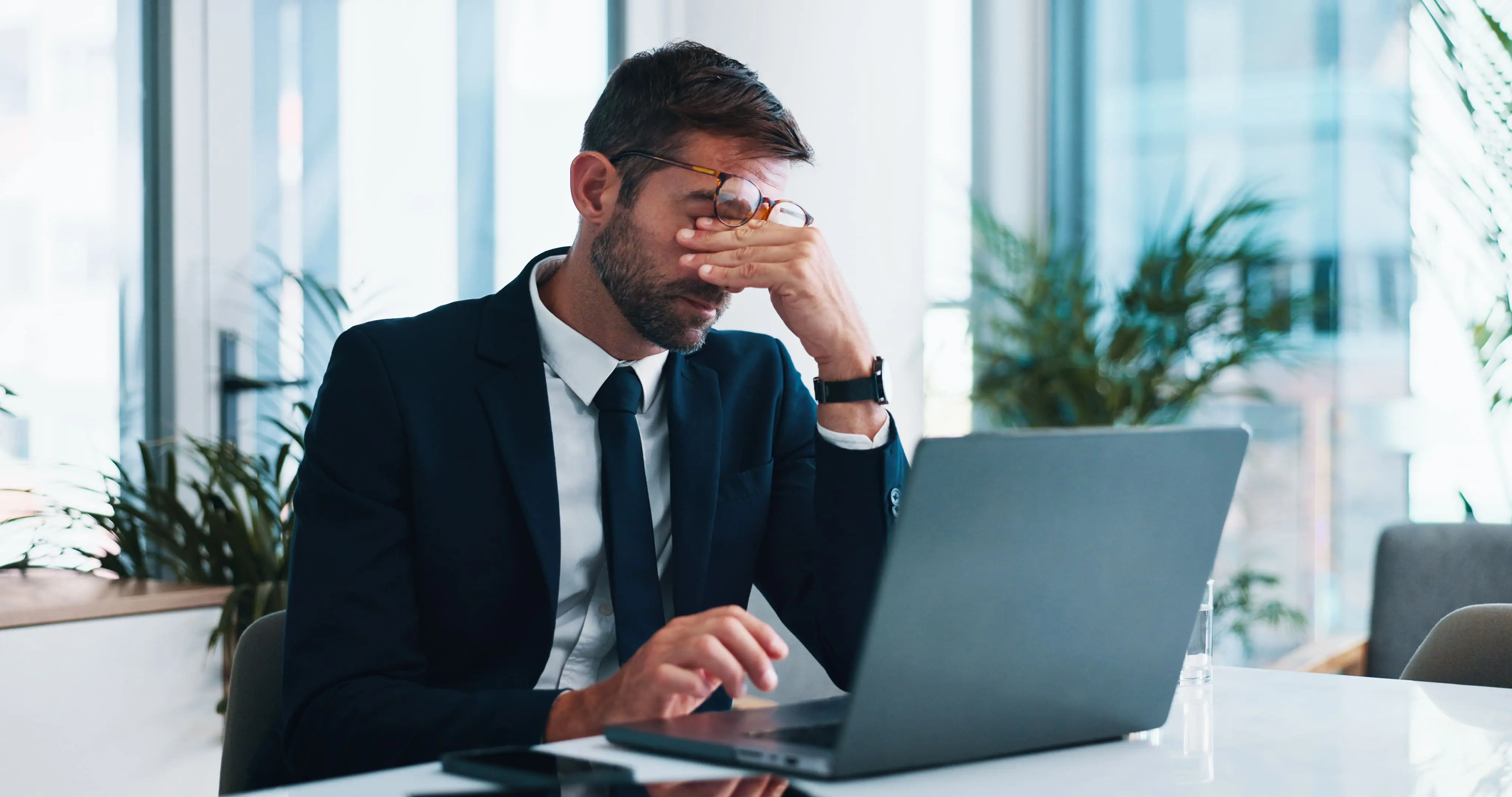 man struggling to find the best offshore bank